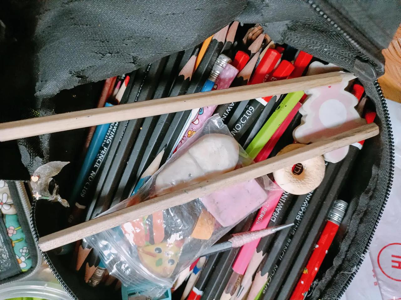 给孩子买铅笔，适量就行啊！孩子就用两年，三年级就用钢笔了。
自从孩子幼儿园开始画