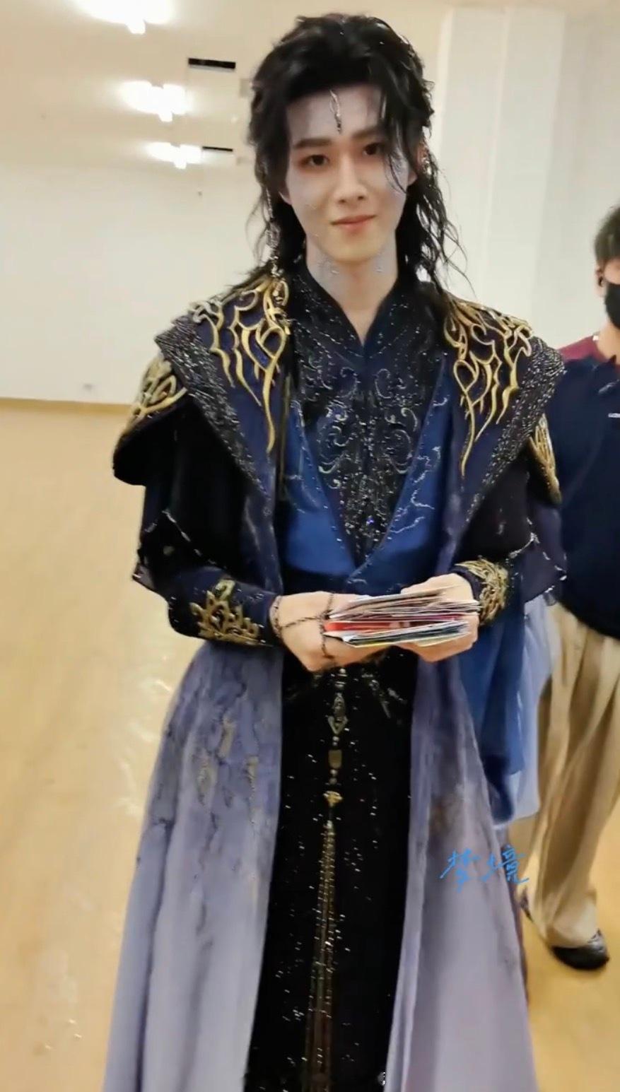 田嘉瑞耐心听紧张的粉丝说话完全直勾勾的盯着你 