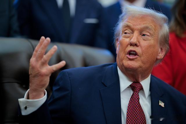 记者：“总统，您在委内瑞拉周边扣押的那艘油轮，上面的石油打算怎么处理？”

特朗