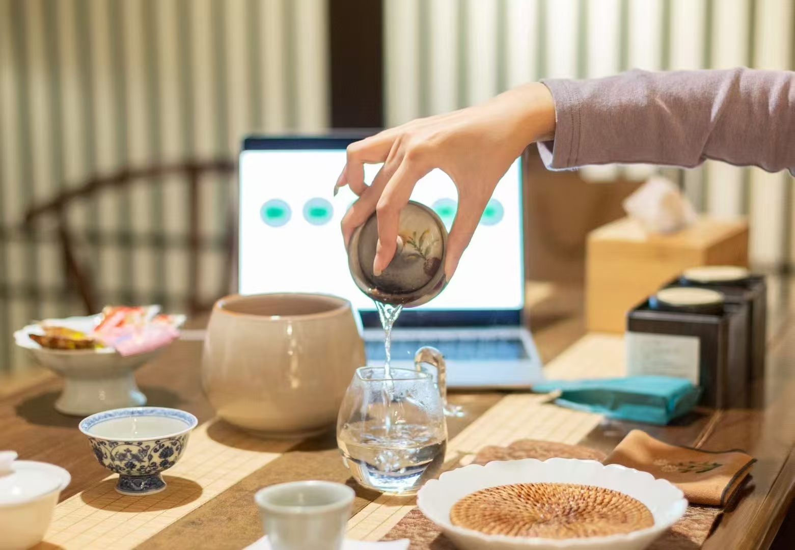 品茶赏器交友[超话]  最终喝下的，从来不是茶，是自己对世界的态度。 ​​​