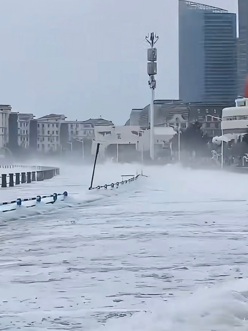 青岛 海水倒灌，这咋海边还有这么多人？这种天气，去海边的，都是勇士。人在城阳，一