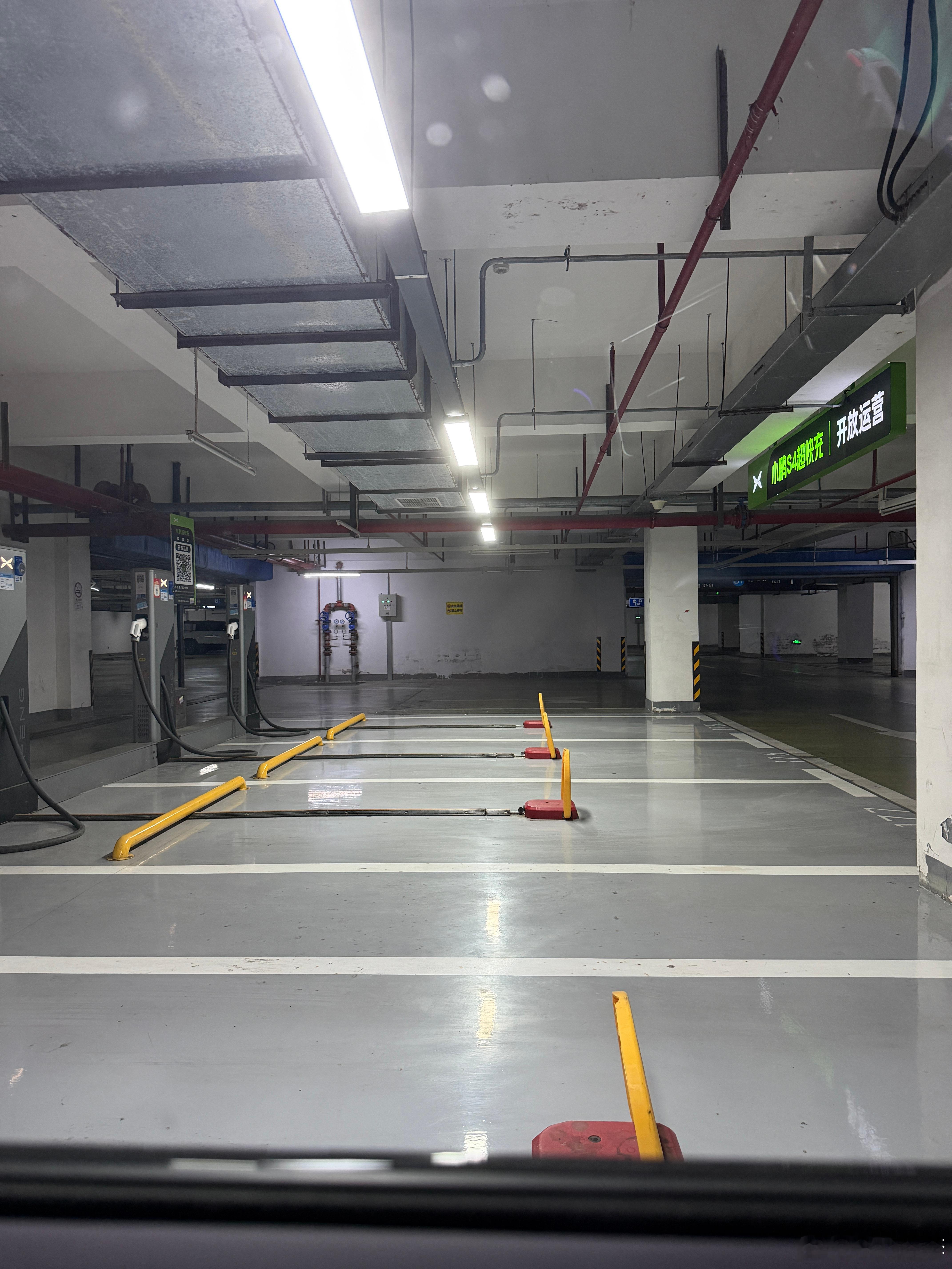 小鹏的超充速度属于我每充一次都会惊叹一次的存在关键是充电站配套也好！到处都是！今