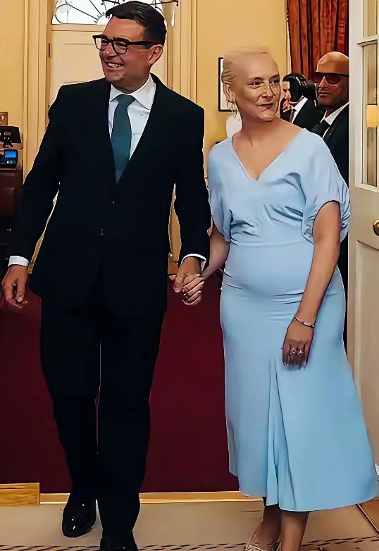 英国新首相伯纳姆的夫人弗兰基，是剑桥大学校园出名的才女，今年56岁，可是看上去像