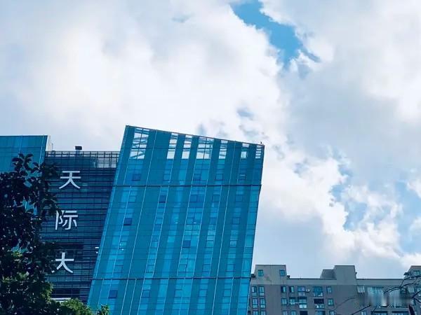 看到“‘大’字加一笔，你最先想到什么字”这个话题，我最先想到的就是“天”字。“天