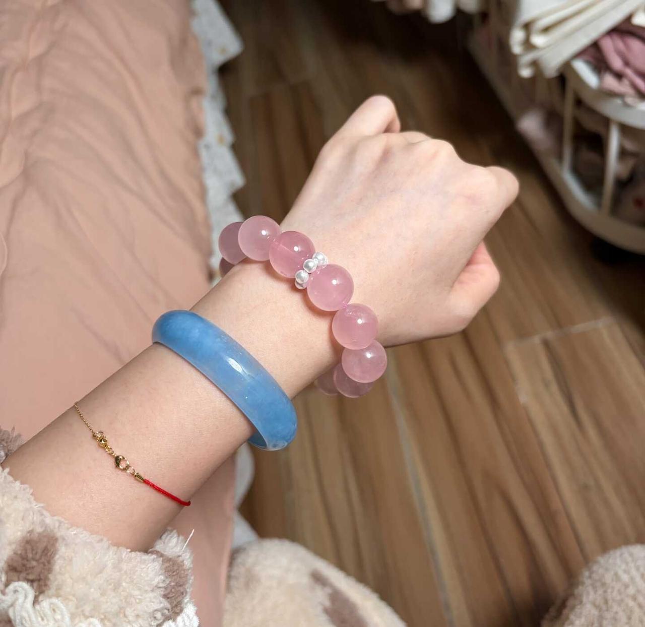为什么17拍照总是皮肤红红的
刚换的17拍出来皮肤红红的，但是粉色串又拍不显色，