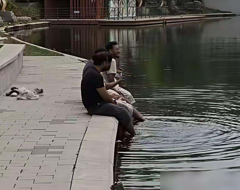 朝阳的大妈们都干嘛去了啊，印度人都把脚伸进朝阳公园景观湖里洗脚了，号称敢拼敢干的