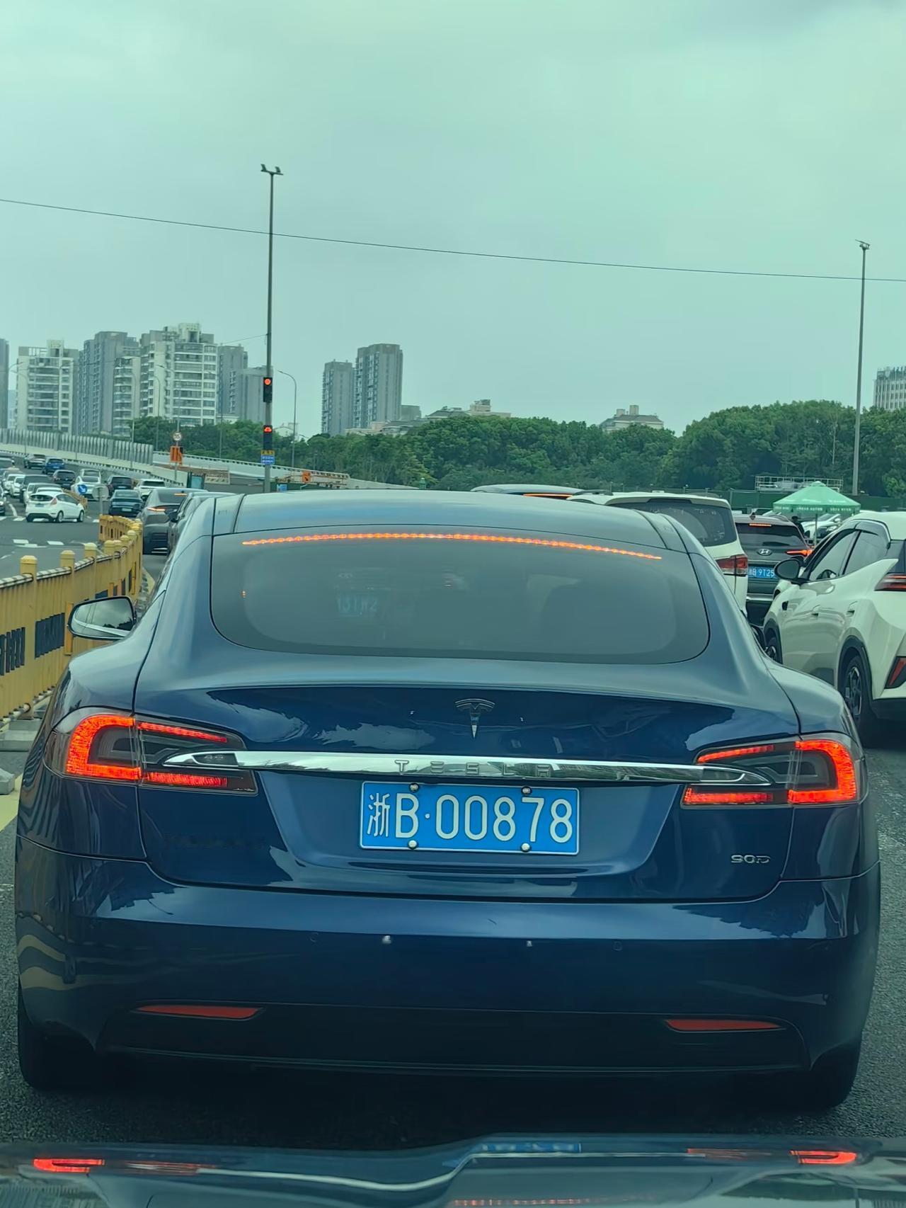 特斯拉也有油车，我才知道哇

我还是第一次看到特斯拉油车，很新奇
Model S
