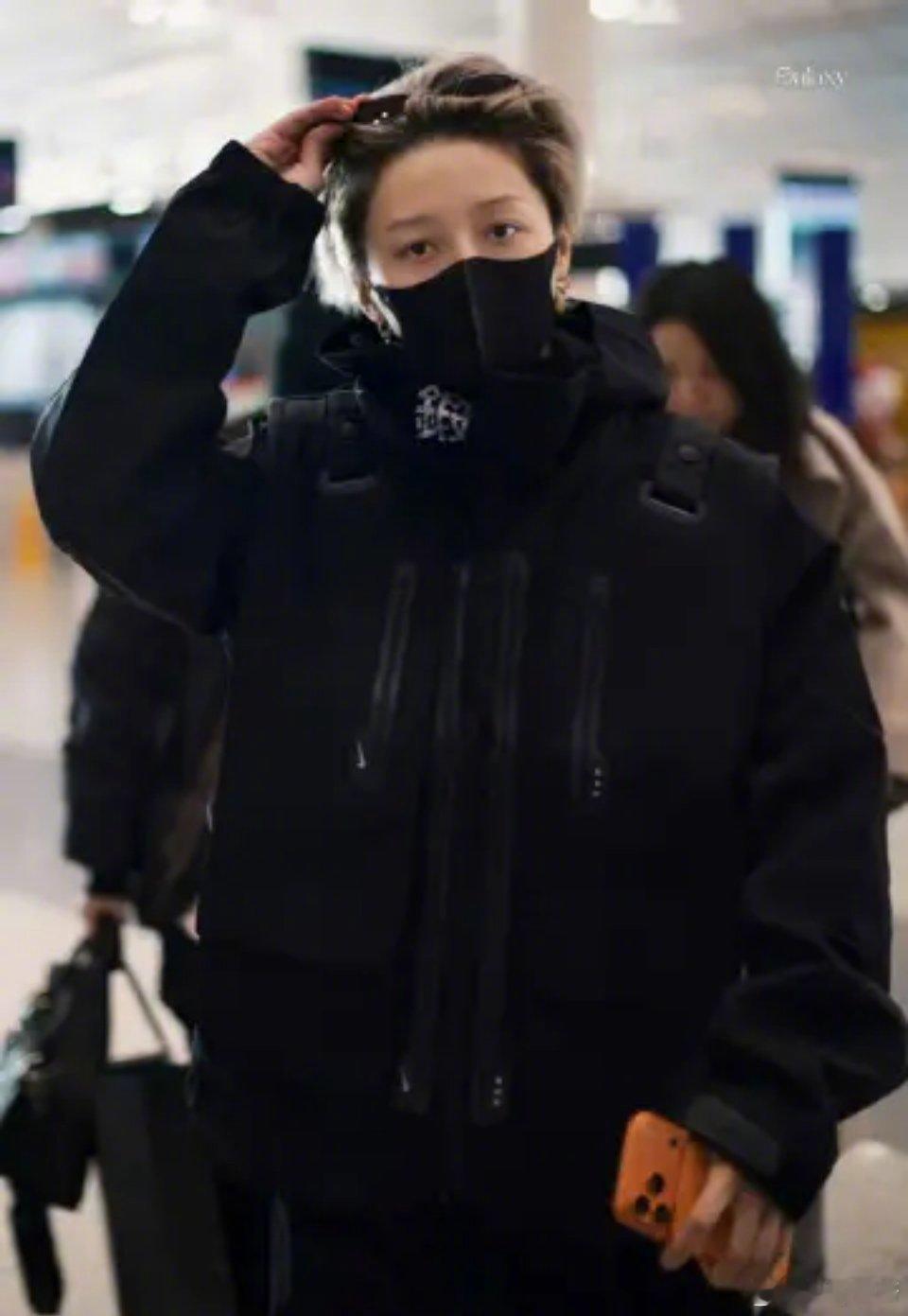 明星出发尖叫之夜路透图尖叫之夜明星出发 尖叫之夜明星们出发咯！介是提前两天出发的