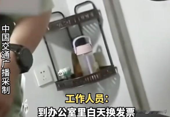 这年头我只听说过高速通行费、还有轮渡费，可过个大桥还要收500元护送费的，我还真