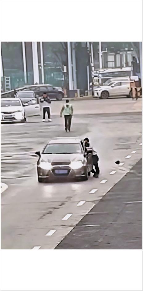 重庆江津，一个卖猪肉的男人和有夫之妇搞暧昧，被人家丈夫和老丈人堵了个正着。他慌不