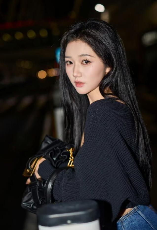 短剧演员岳雨婷人在巴黎却没能进入秀场！
昨天就开始安排热搜，说短剧演员第一个时装