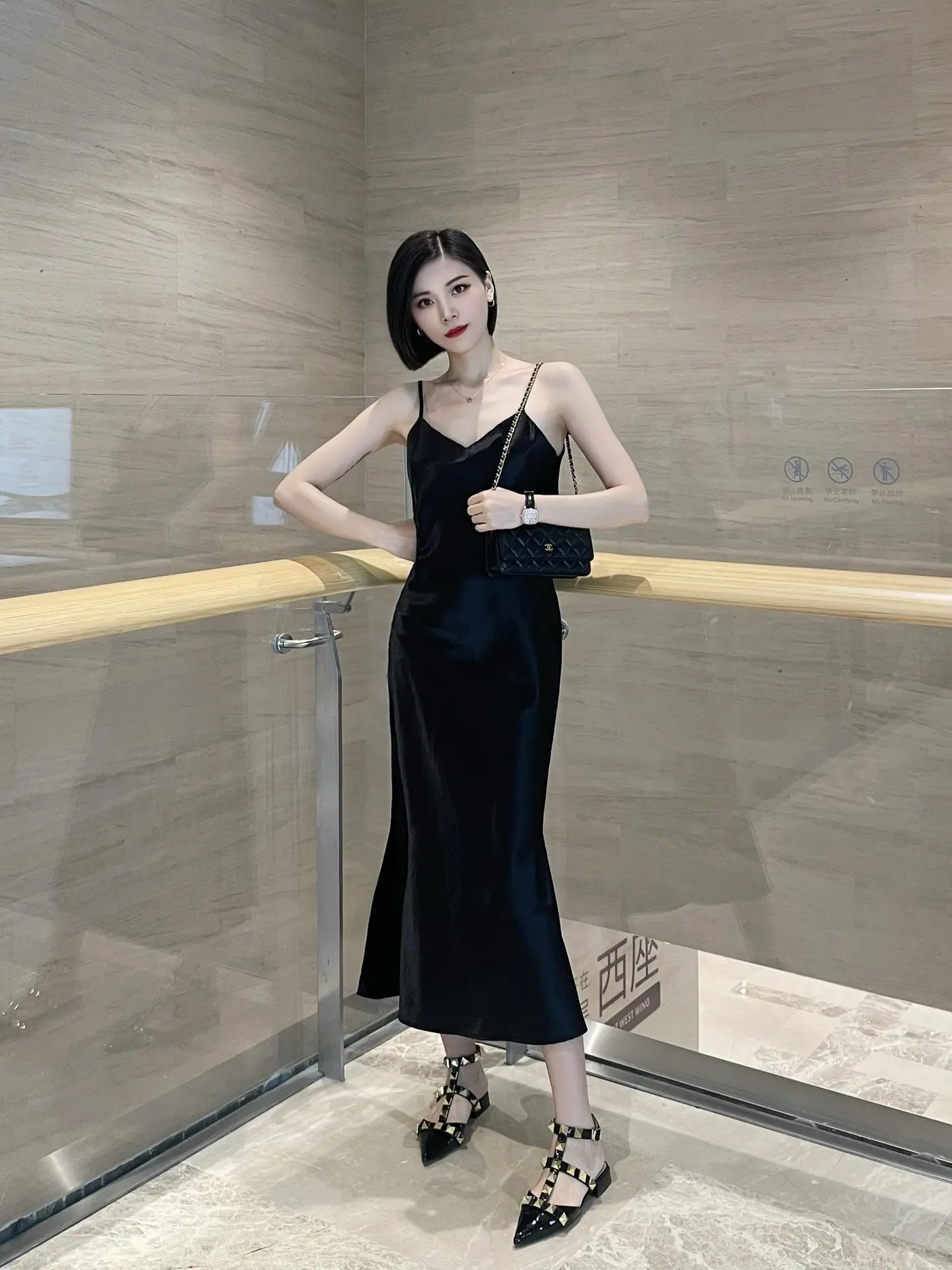 今天是掉落在人间冷艳骄傲的黑天鹅🖤。真的是被这条丝绸吊带连衣裙惊艳到...