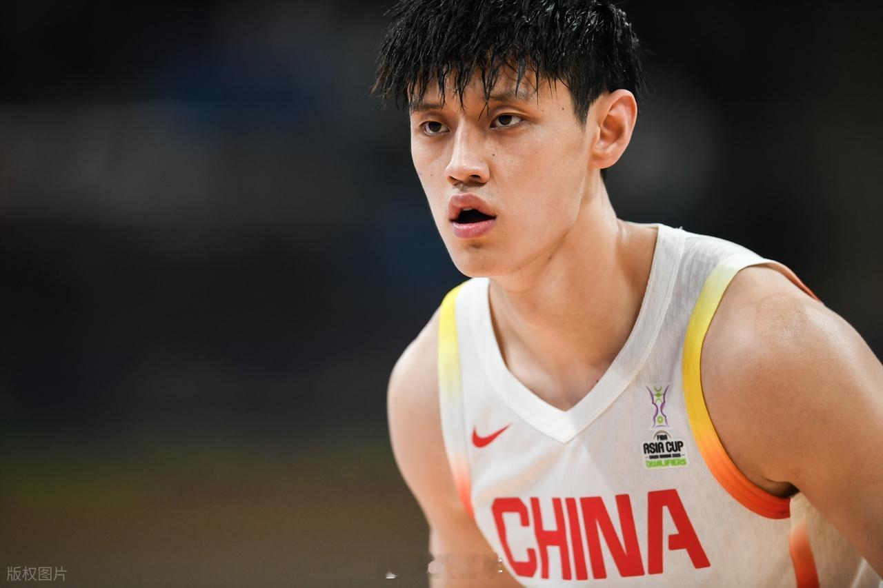 中国男篮NBA球员+1！曾凡博加盟篮网队的消息，引爆了球迷情绪。美媒消息确认，篮