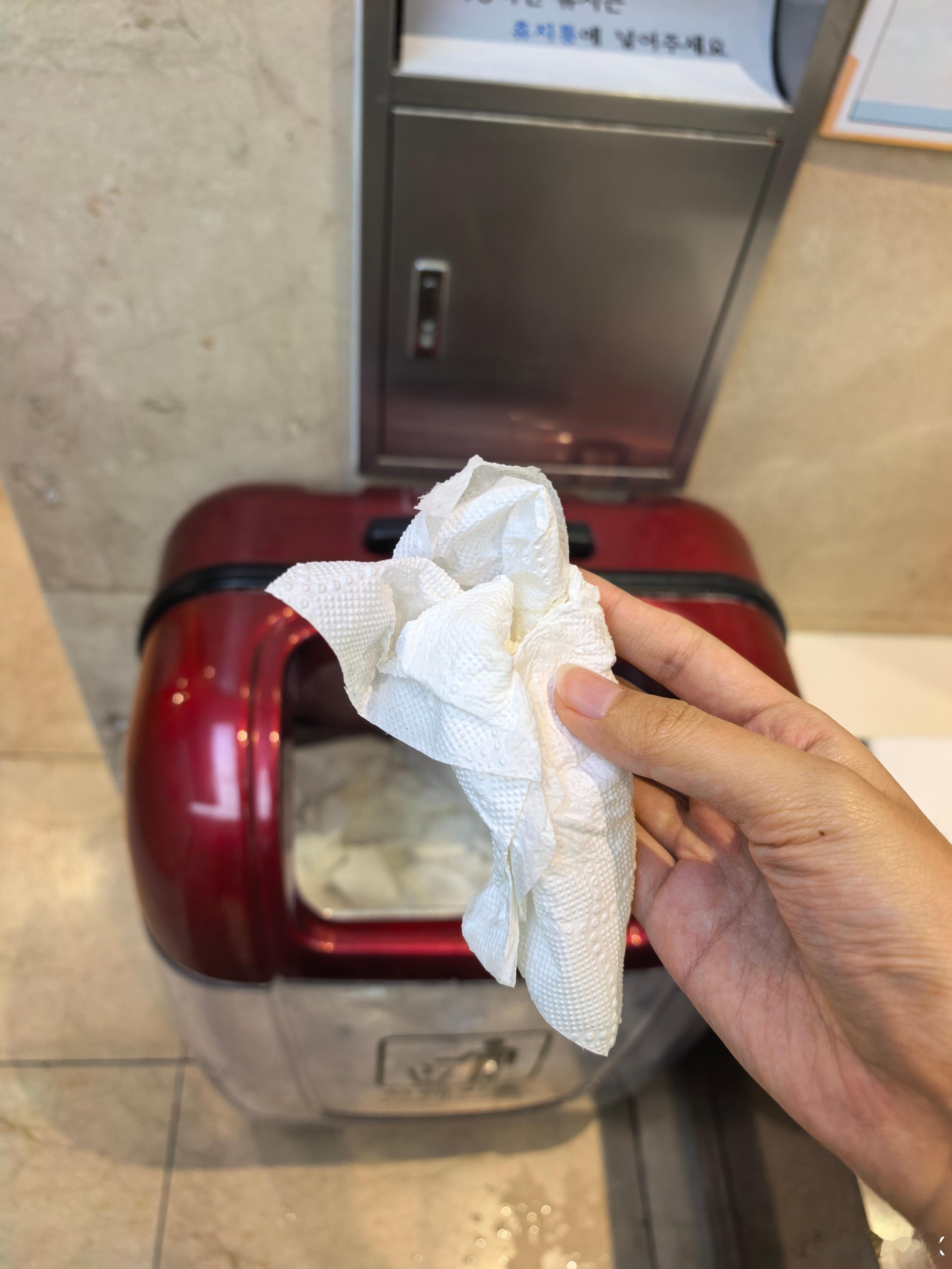 早上起来到机场胃不舒服强忍到洗手间哕不知道是胃紊乱导致脑子也紊乱手机扔进垃圾箱 
