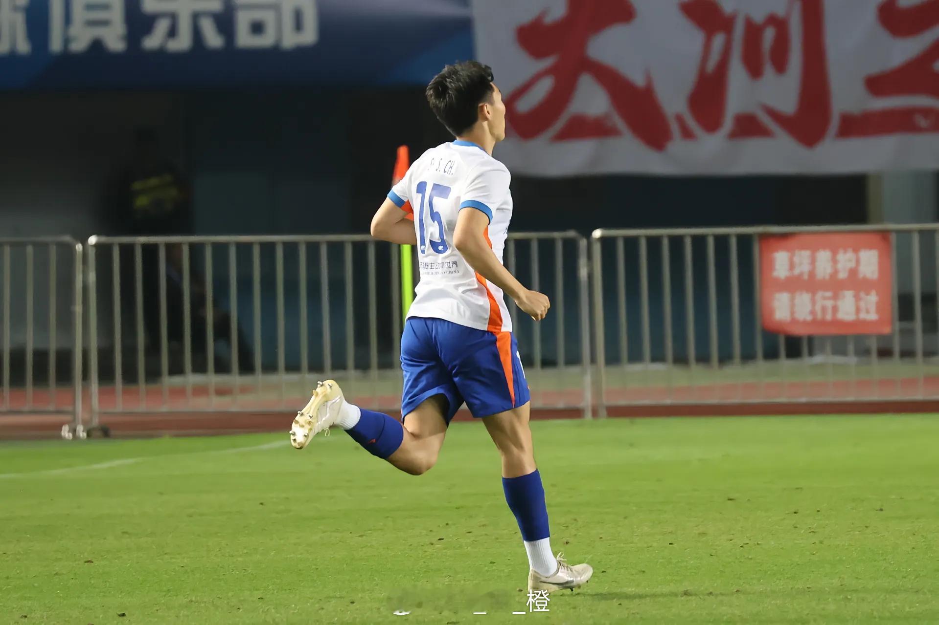 史松宸更新社媒并配文：➕3🧡🧡🧡自由橙山东泰山