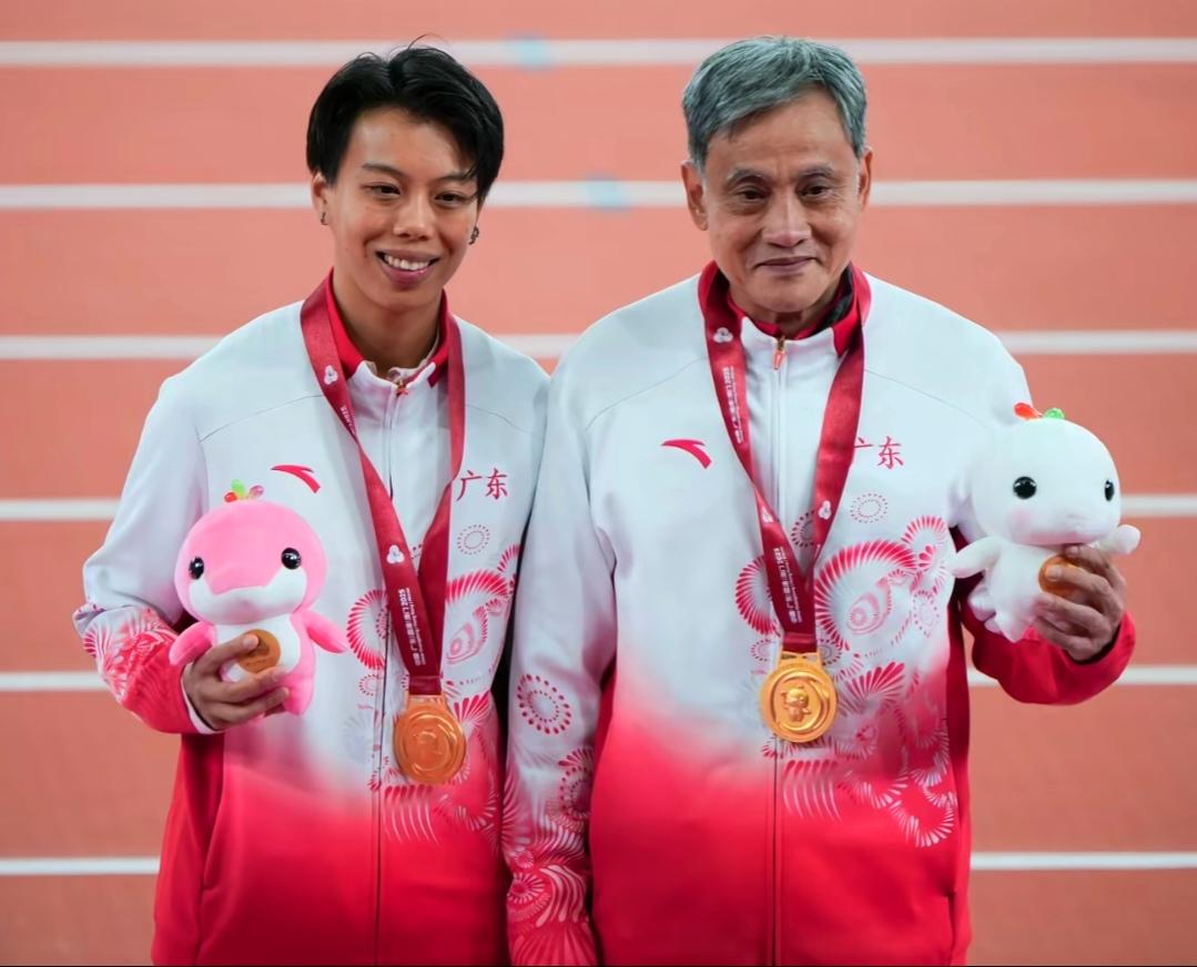 林雨薇说十几年已经认识刘景扬了,他父亲姓施,之前名字叫施家莉。
 
谁能想到，那