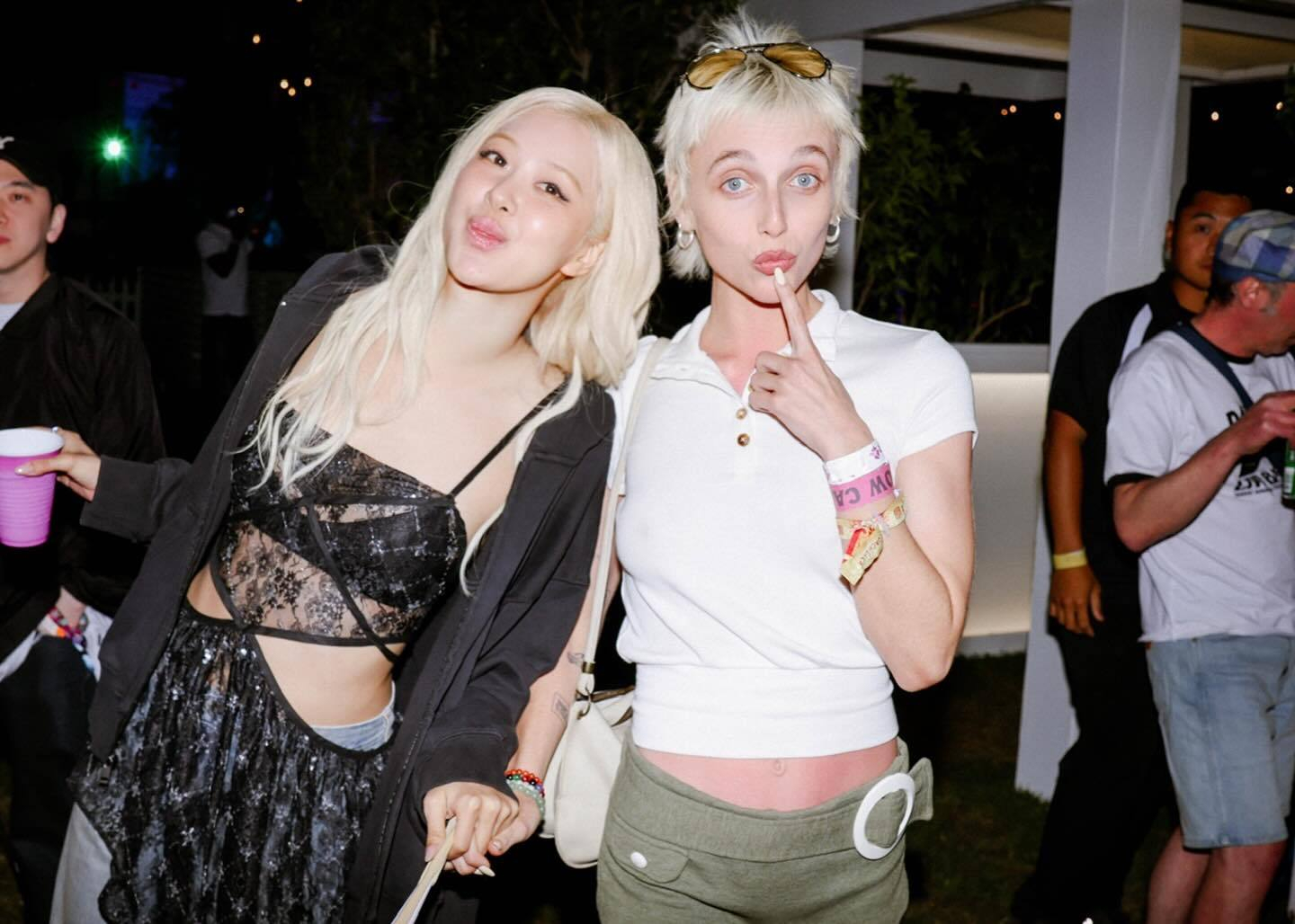 这还是老马户自己发的高P都这样。。。她现在合照到底能赢的过谁。。。。 难怪粉丝要