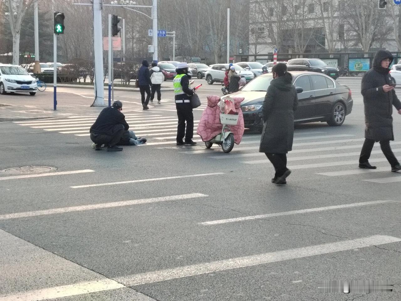 今天早晨7点40分，建设大街裕华路口，东北角。
发生一起交通事故。右转车辆与电动