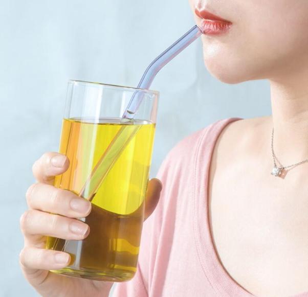为什么吸管能把饮料吸上来？

绝大多数人的第一反应肯定是：用嘴吸上来的呗。这答案