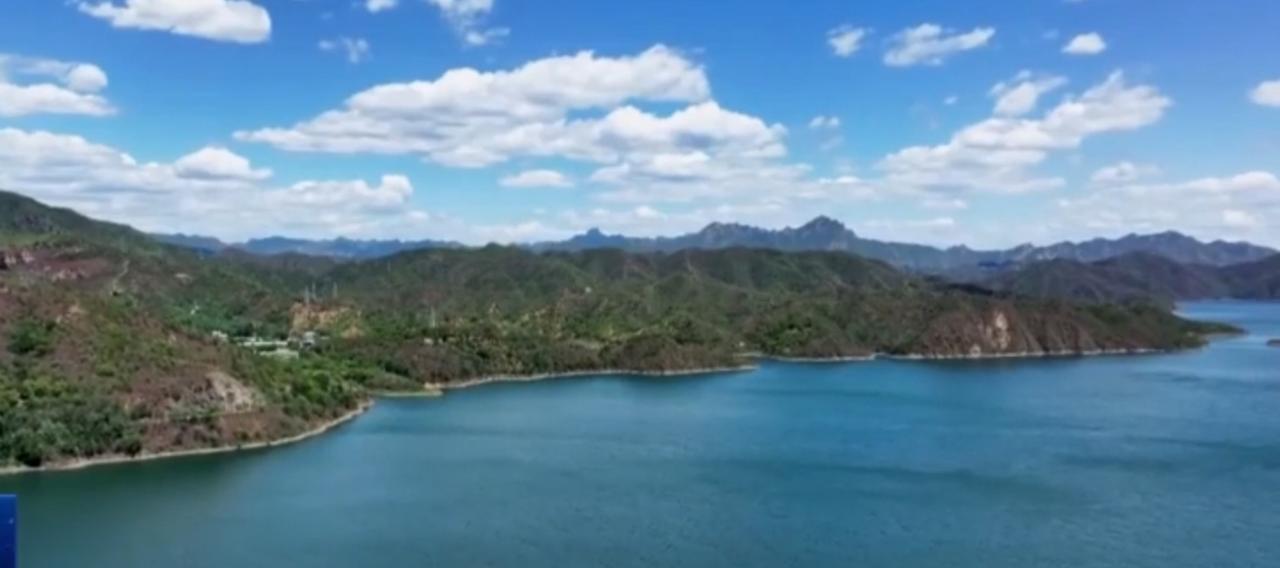 澄澈湖水映青山叠翠，莽莽林海藏生态密码，极地冰原上科考船破浪前行。一边深耕种质资