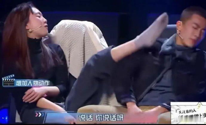 美女演员节目录制现场情绪失控，用脚丫猛踢男演员，把对方耳麦都踢掉了，场下主持人何