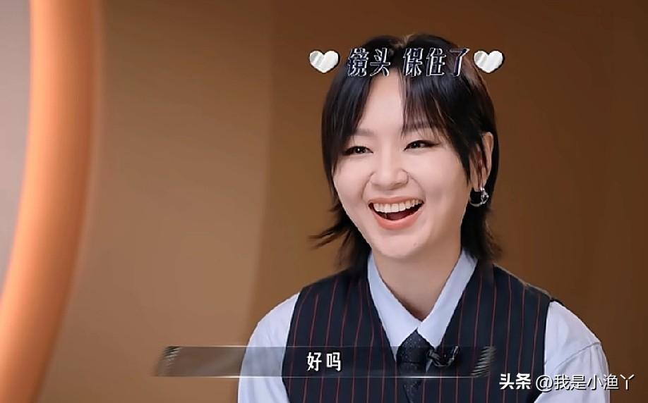 《国乐无双》第四期，看到周笔畅最真实的一面，这也太可爱了！

当她进入候场区，看