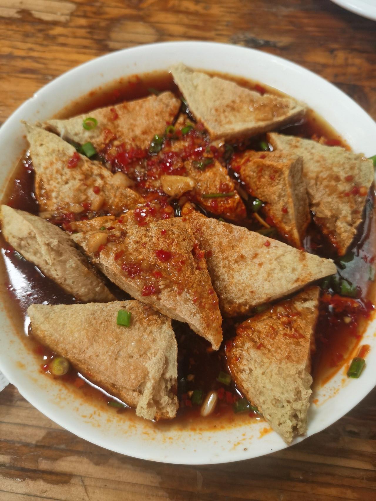 湖南美食，湘潭香水豆腐美食打卡攻略！
作为湘潭特色小吃天花板，真的一口沦陷，外地