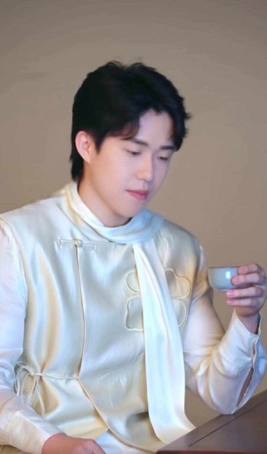 这是目前见过最守男德的人，可以说一丝不漏，哈哈！楚钦这广子拍的，这哪看得出来是沐