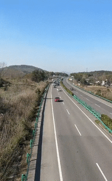 假期返程又堵起来了，龟速车可以让后面十几公里的路堵的水泄不通！！ 