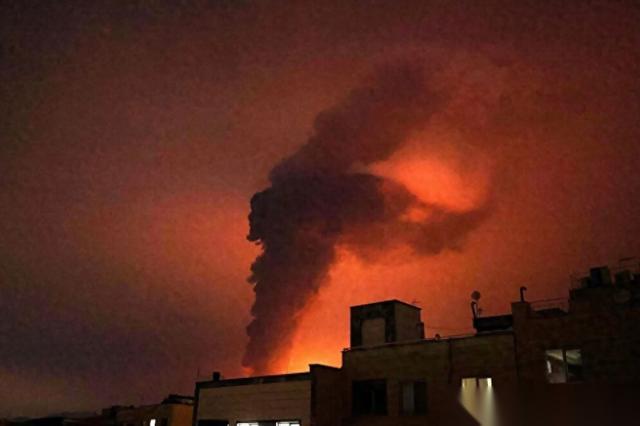 据美媒报道，3月8号凌晨，以色列突袭了伊朗的30座油库。大火冲天，德黑兰上空甚至