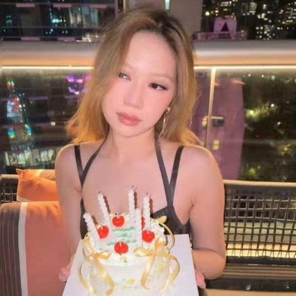 2026年，甄子丹22岁的女儿甄济如再次以出众颜值引发热议。这位继承了父亲英气与