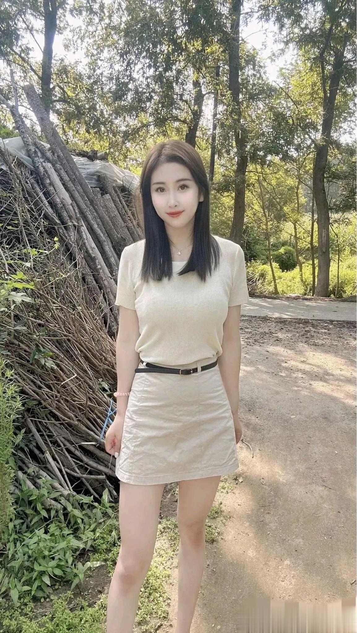 我们村最漂亮村花，没有之一！！

和美人相伴，感觉浑身充满了力量！


  