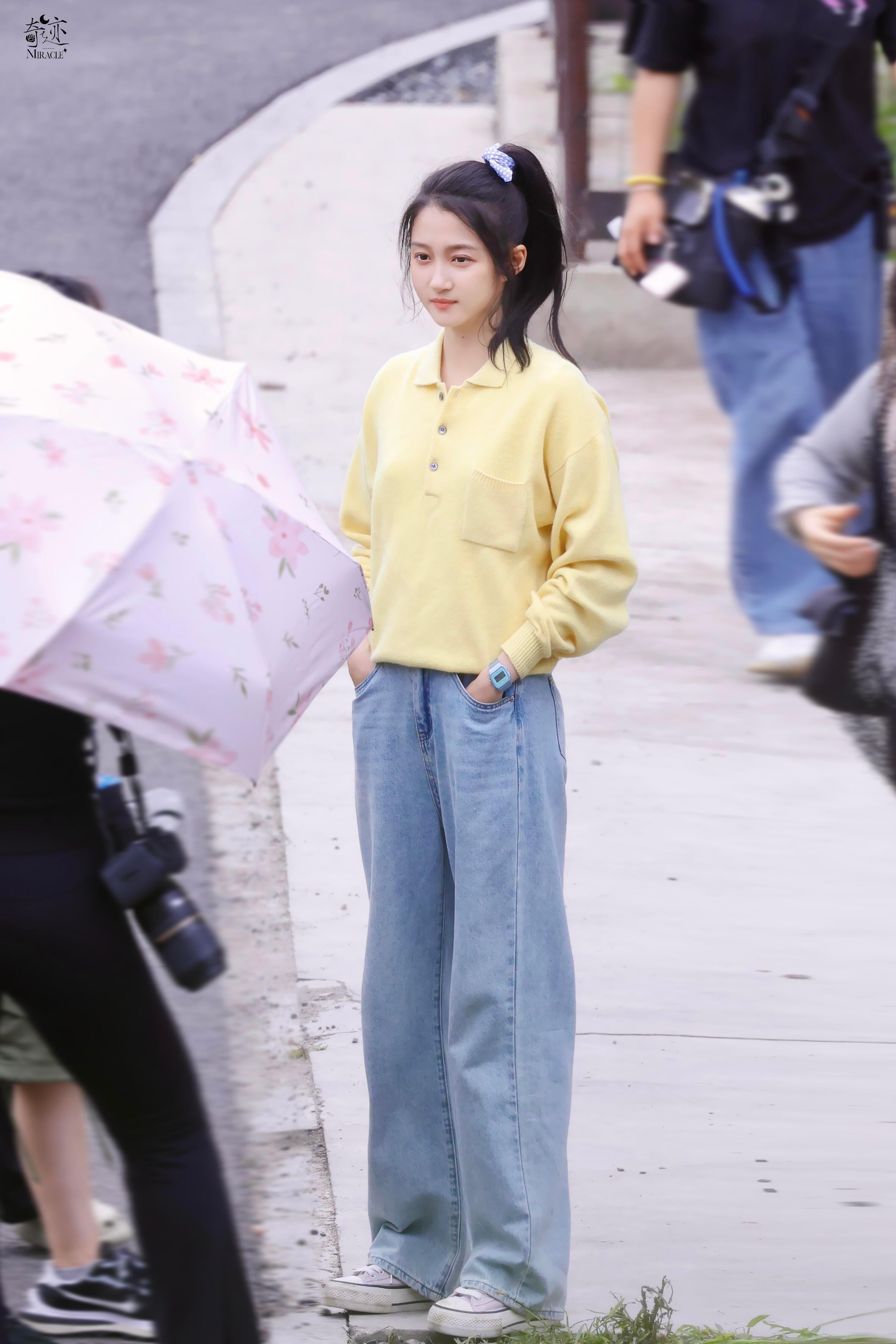 关晓彤烟花少年路透，好清纯 ​​​