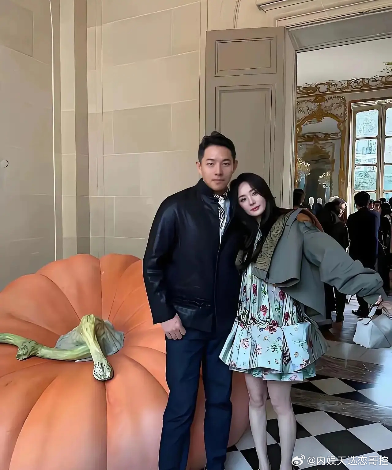刘恺威新恋情刚曝光，杨幂巴黎合影就引发热议！和高大帅哥同框，头靠肩头氛围亲昵。一