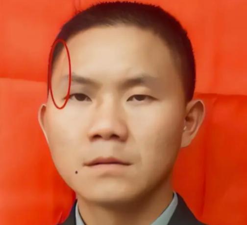2007年，士兵卢加胜在训练时额头上的疤痕引起了军队政委的注意，在一系列询问后，
