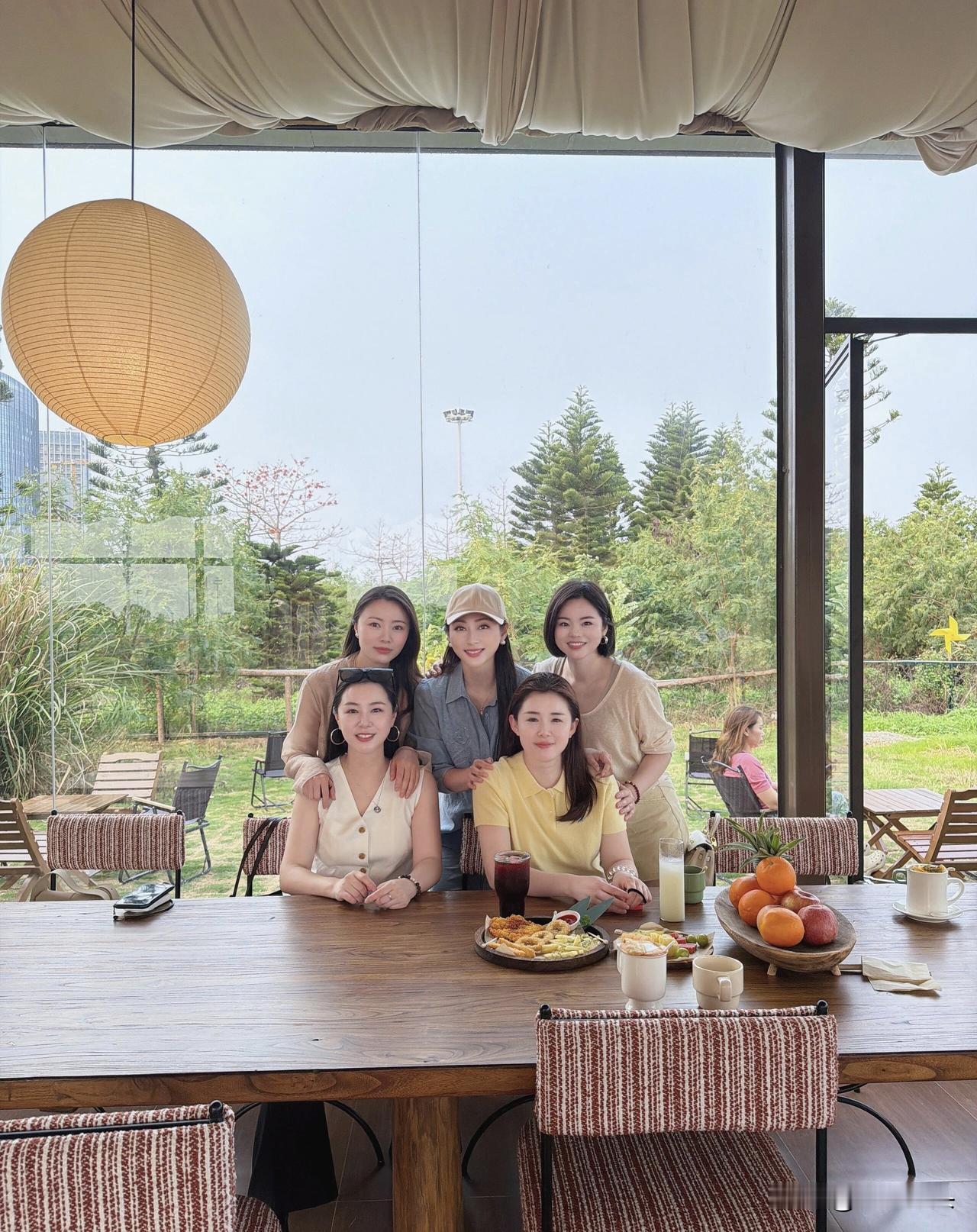 闺蜜聚会，美食与美景相伴，享受美好时光！🍽️🌿👭