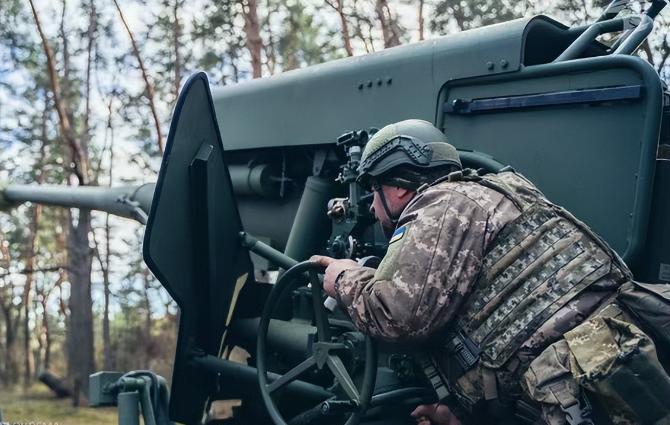 俄军发起猛烈袭击，北约多国陷入困境，英国连夜出手力挺泽连斯基！
 
乌军先搞了个