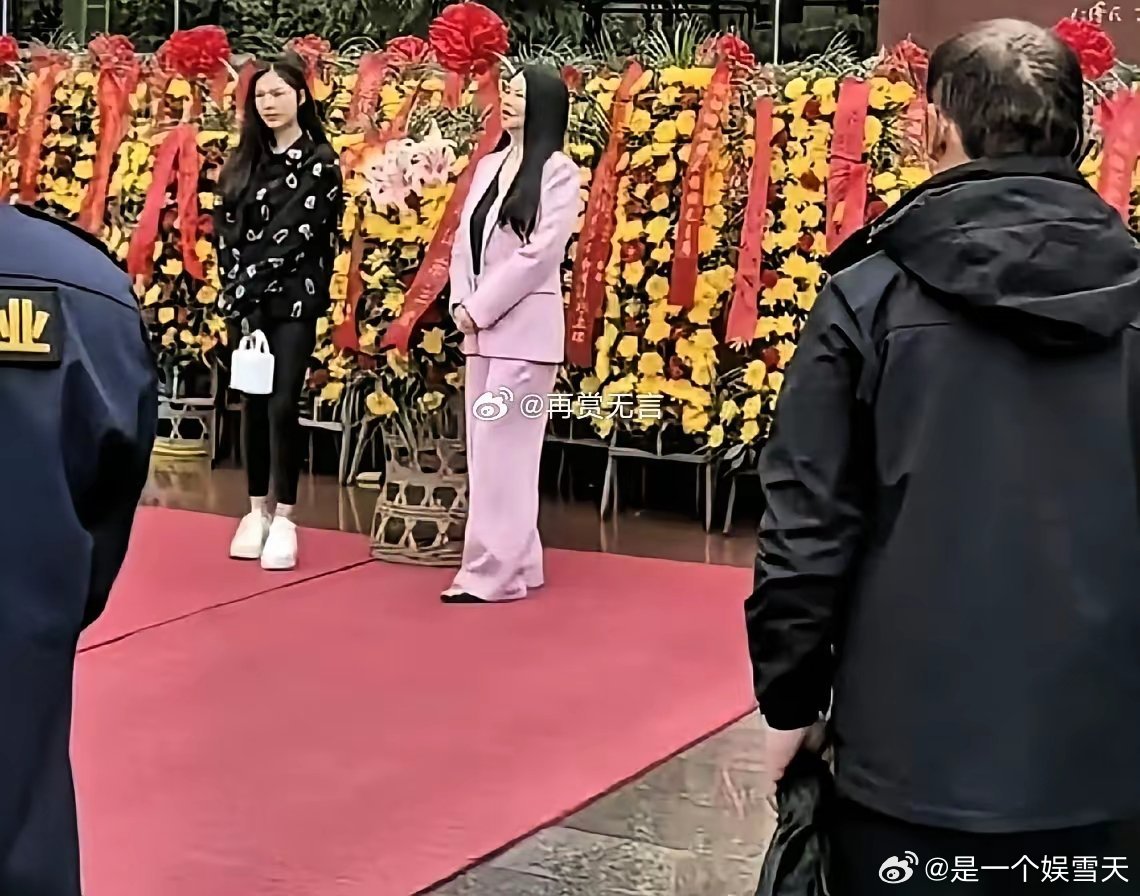 李湘也太听劝了吧！网友一吐槽她身材，她立马悄悄逆袭，现在瘦得又利落又精神，整个人