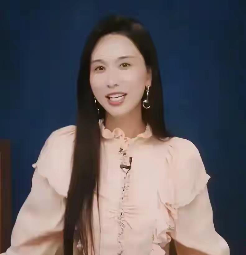 林志玲最新杂志大片释出，一改往日温柔女神形象，剪去标志性长发，利落短发搭配冷调妆