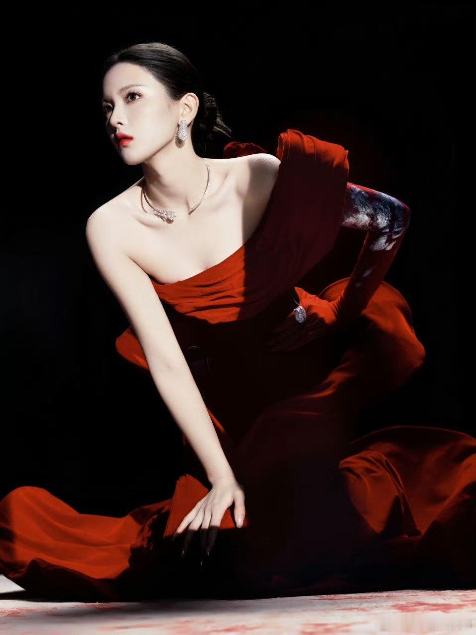 杨超越 红与黑  人类的建模怎么能完美成这样这个杨超越好美[彩虹屁][彩虹屁][