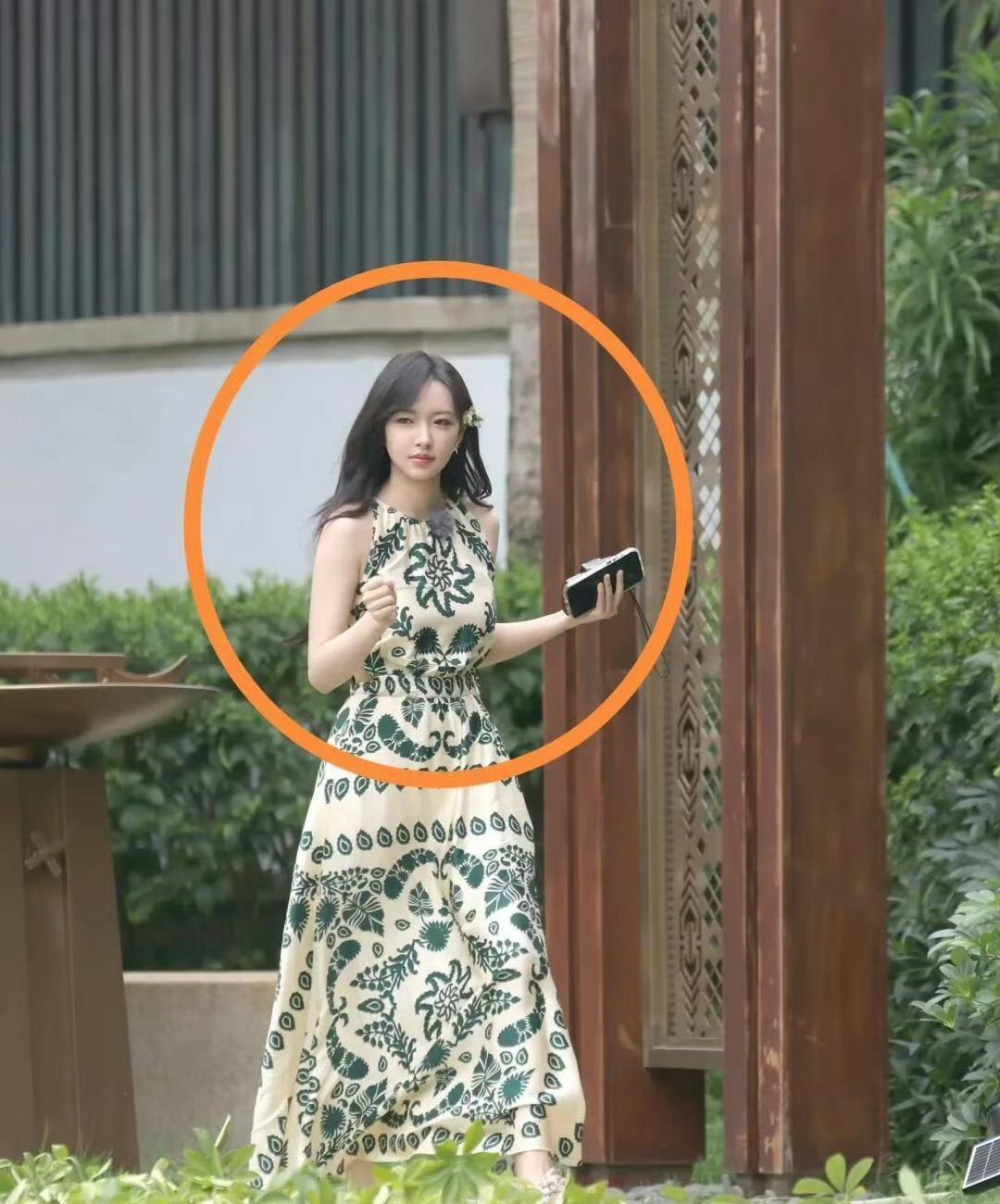 程潇的头发，不是天生的，是养出来的。
不靠滤镜，不靠假发，黑长直能撑三年，靠的是