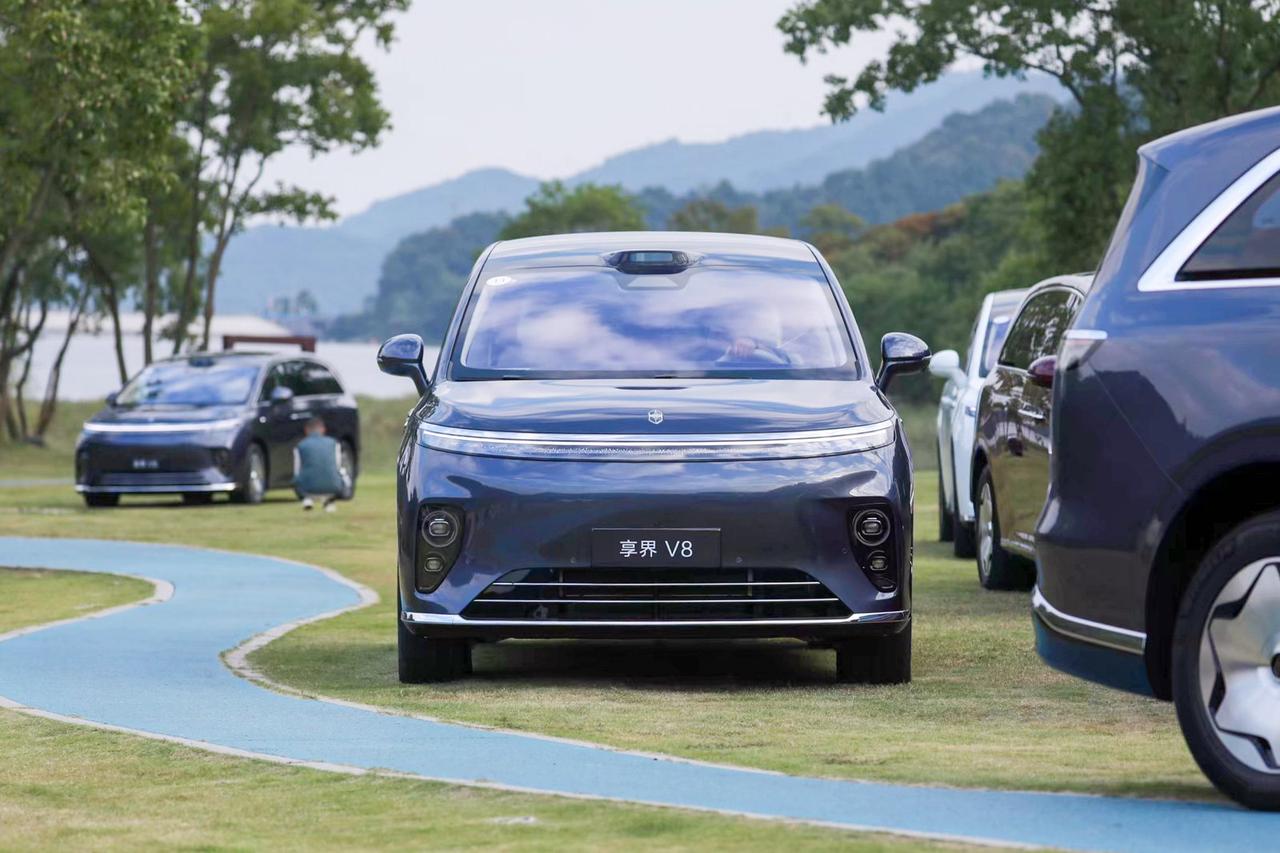 商场地库螺旋坡道和狭窄侧方位，向来是5米3大车的噩梦。享界V8专门针对这类场景做