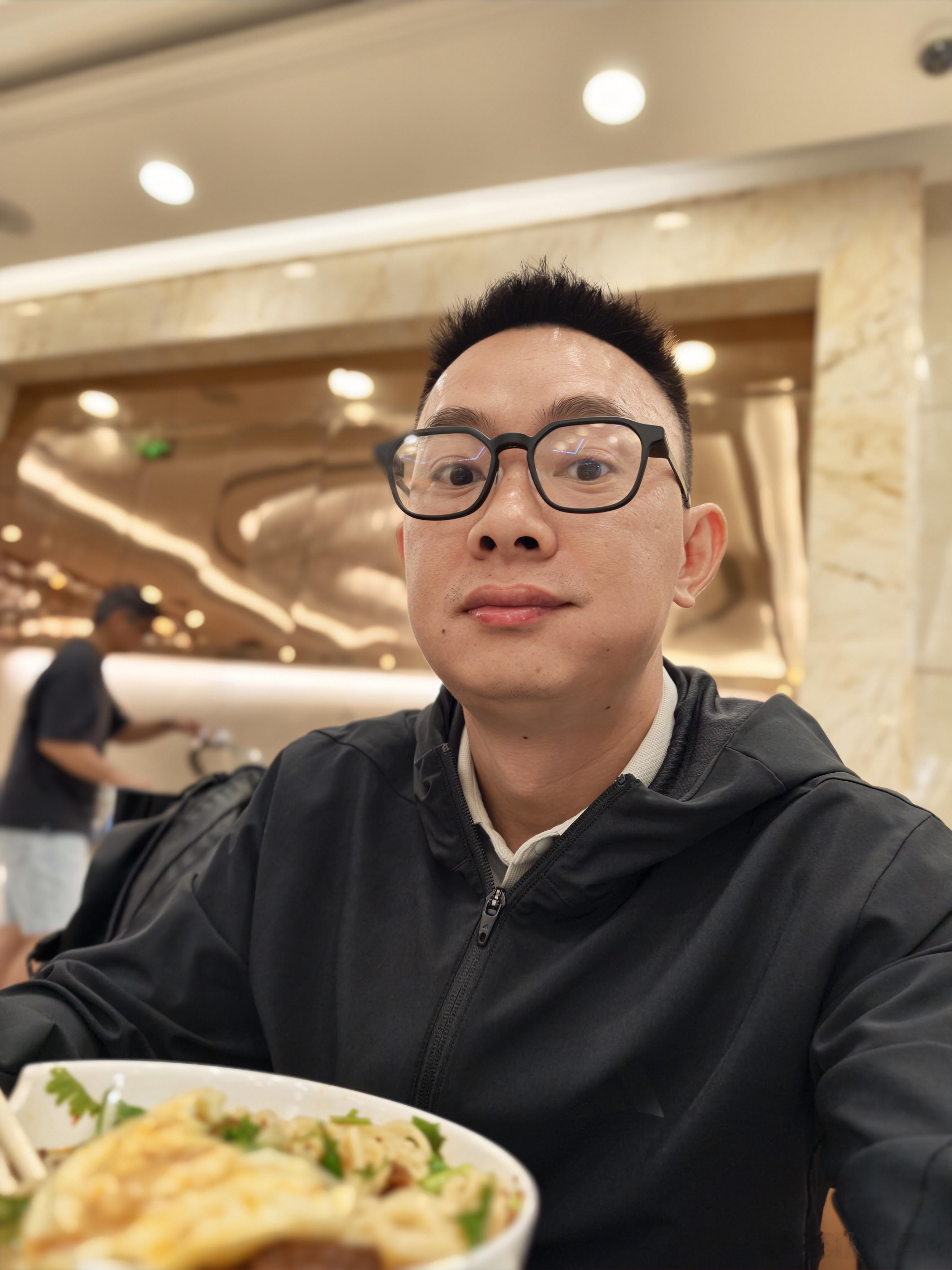 在贵宾室蹭了碗牛肉面还是要了面的[哈哈][哈哈][哈哈] ​​​
