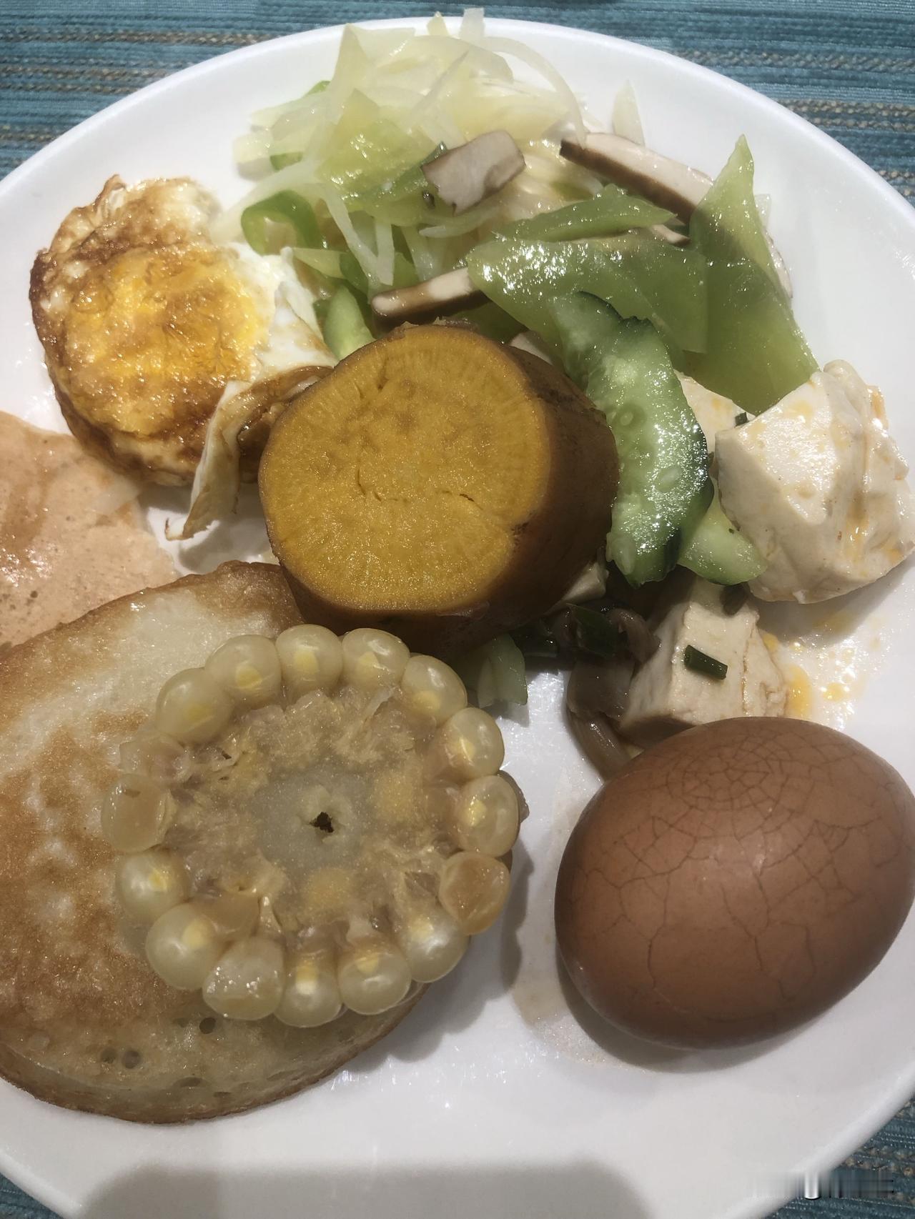 真心话茶局节日吃的自助餐，这盘早餐有煎蛋、红薯、玉米、茶叶蛋，还有清爽的蔬菜和豆