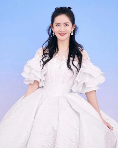 谢娜下午更新的动态引发热议，她对张杰的爱意直白又热烈，在娱乐圈里十分少见。两人结