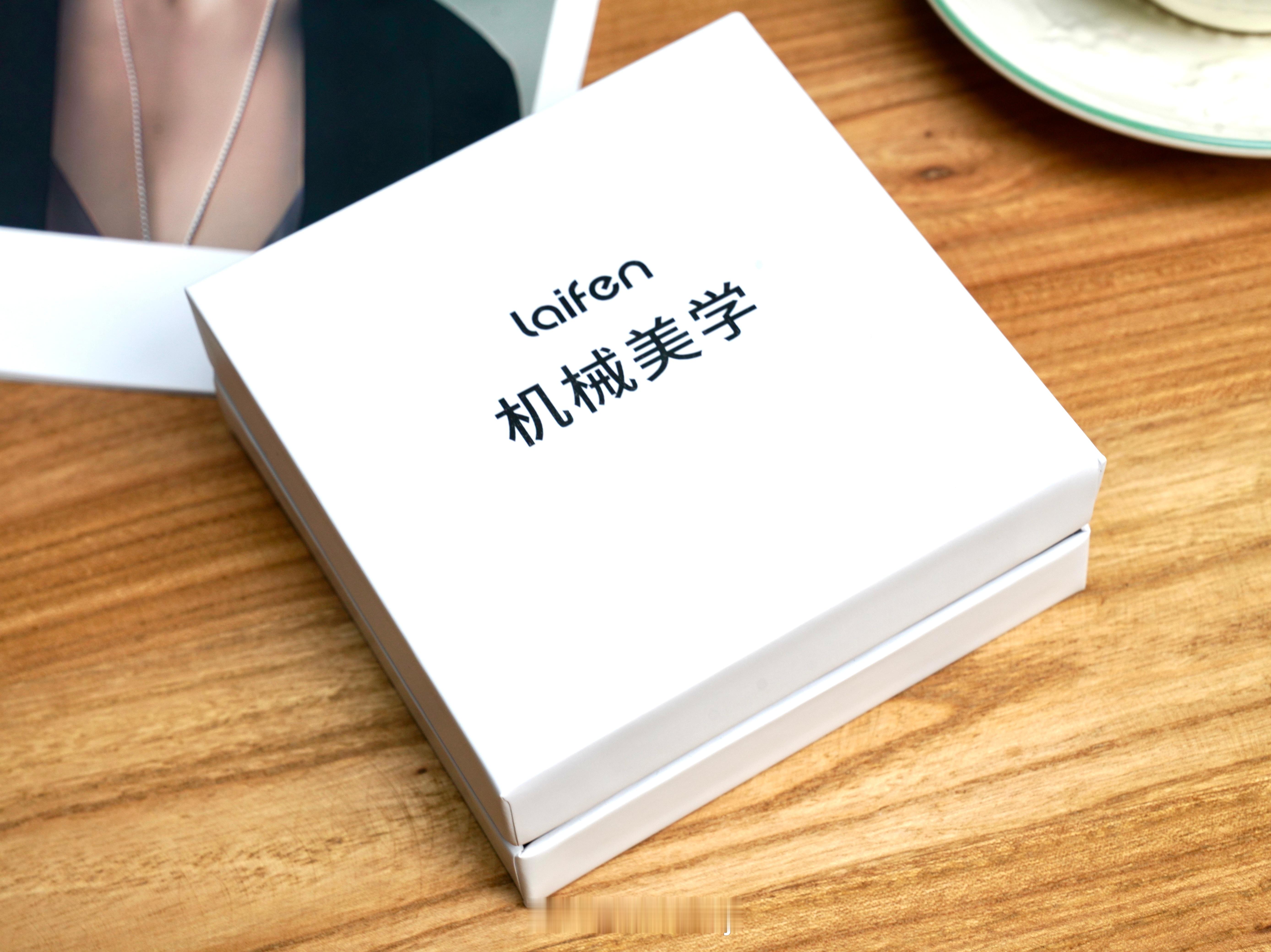 期待这么久终于等到了徕芬剃须刀。上次徕芬让我实现产品替代，还是电动牙刷，用过以后