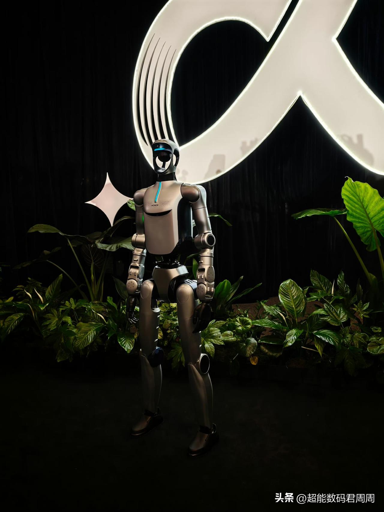 也许是宇树机器人出现得早了些，所以此时此刻看到荣耀家发布的机器人，那种技术前瞻性