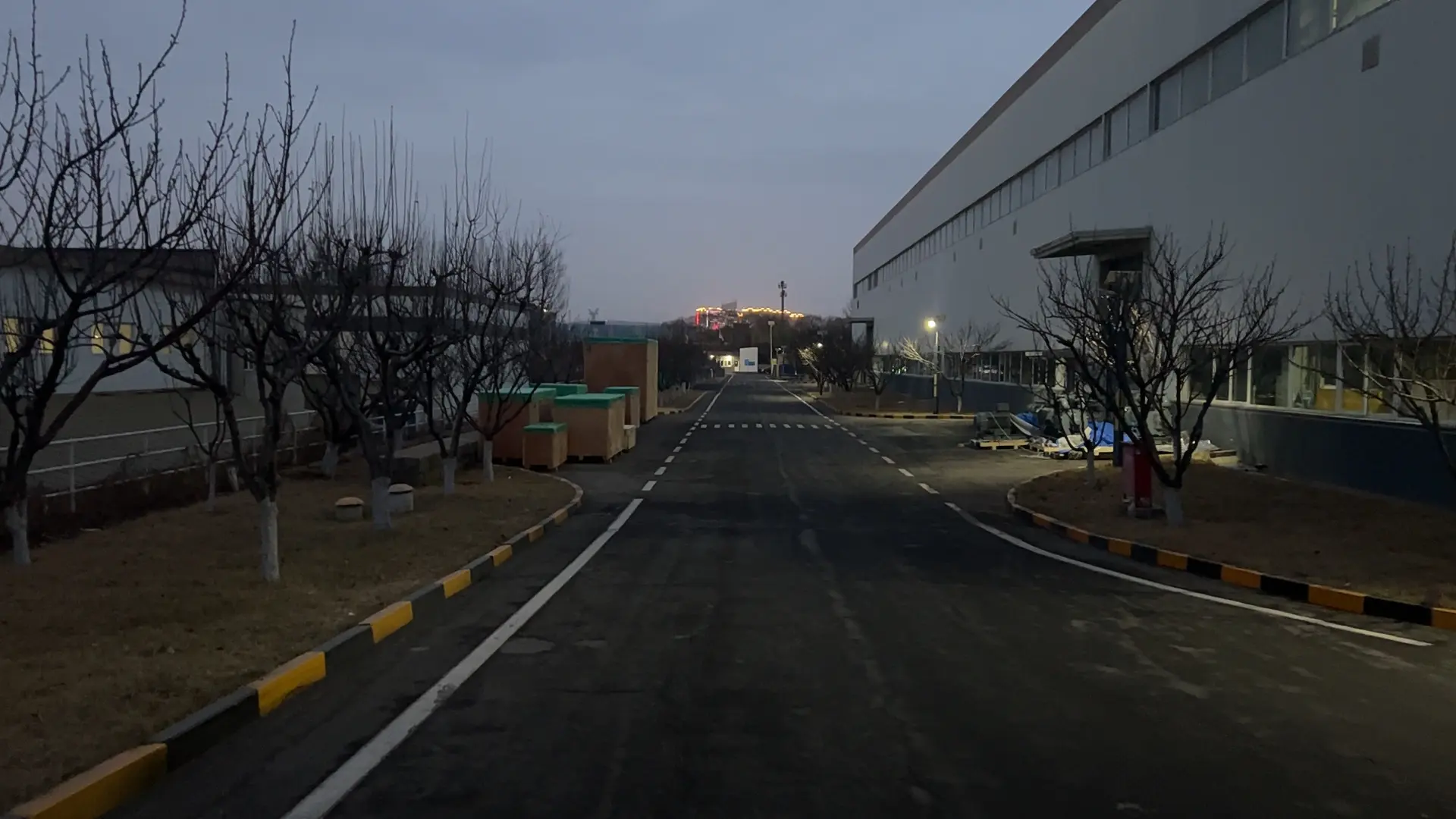 18:00，下班下班，  晚上快乐一下吧。