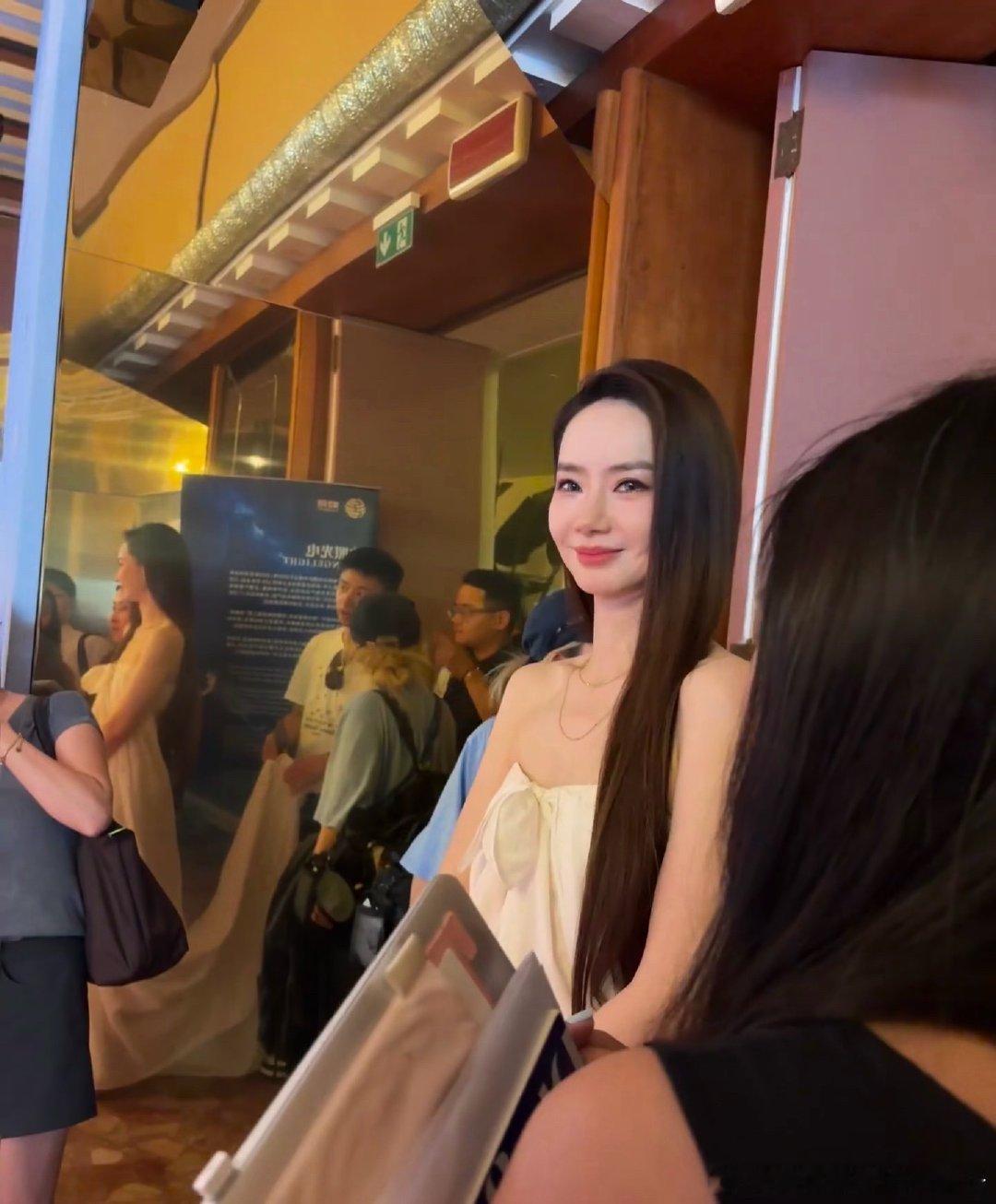 戚薇在威尼斯开启时间循环 戚薇九年威尼斯跨时空撞脸九年光阴流转，威尼斯再遇戚薇。
