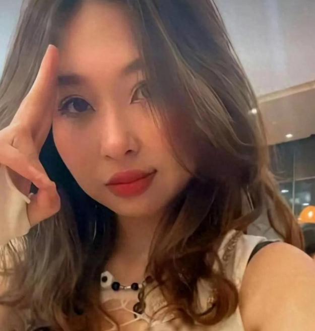 29 岁的湖北姑娘徐嘉莉，10 月 1 号才在汉口办完婚礼，10 月 17 日就